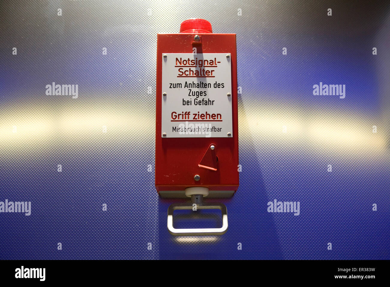 L'Europe, l'Allemagne, la région de la Ruhr, Bochum, métro station Bochumer Verein Jahrhunderthalle, interrupteur d'urgence pour arrêter le train en cas Banque D'Images