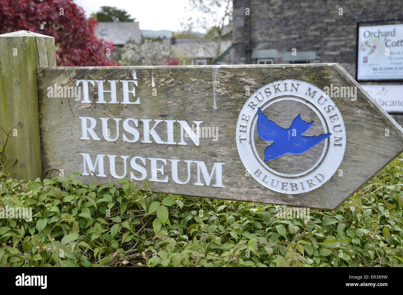 Le signe de la John Ruskin Museum de Coniston, Cumbria, dans le Lake District Banque D'Images