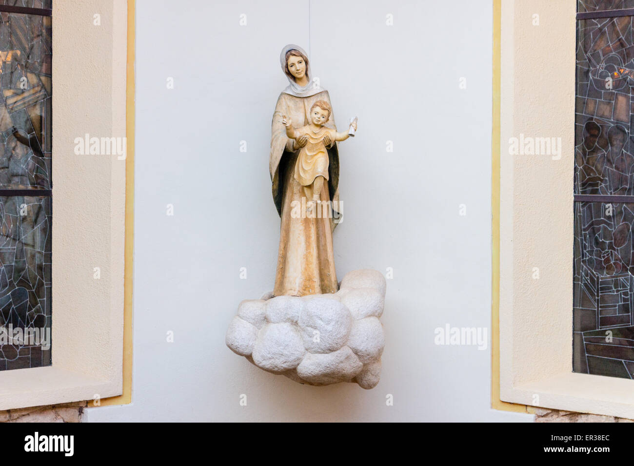 Statue de la Vierge Marie portant l'Enfant Jésus dans une maison à Medjugorje Banque D'Images