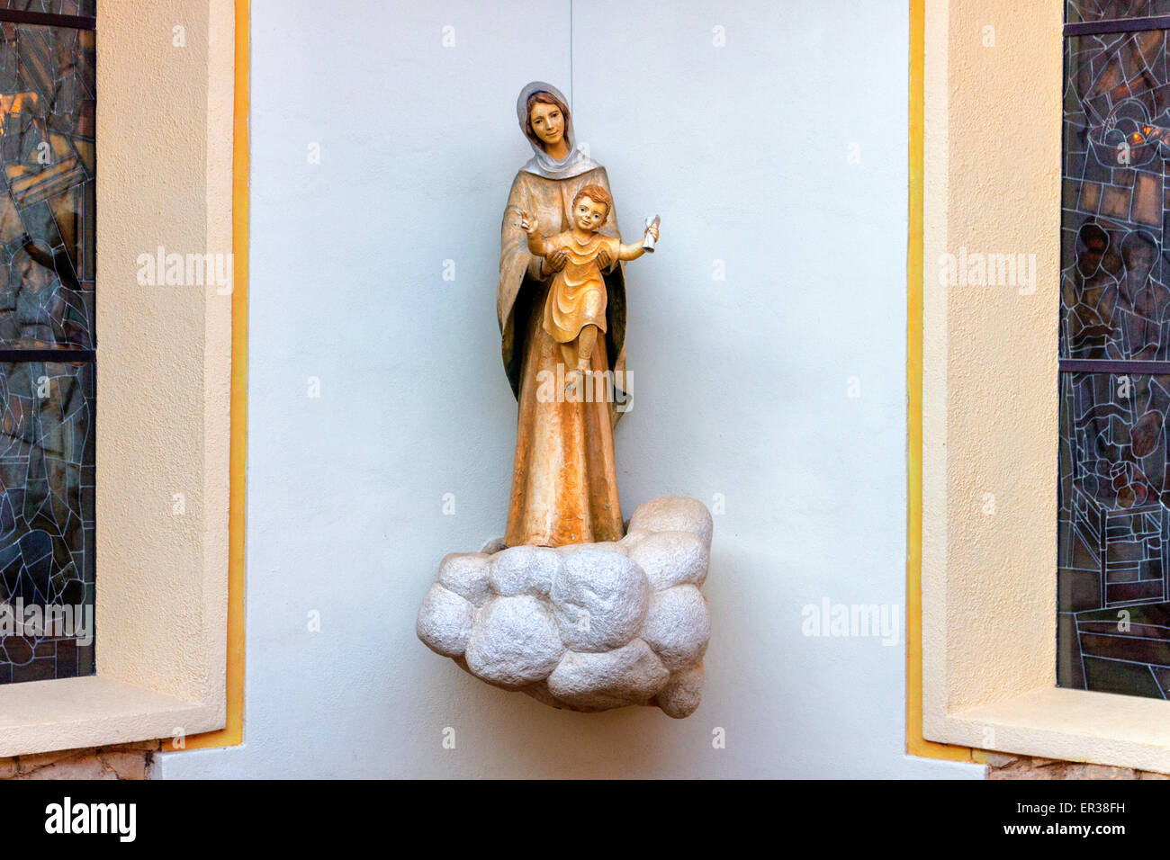 Statue de la Vierge Marie portant l'Enfant Jésus dans une maison à Medjugorje Banque D'Images