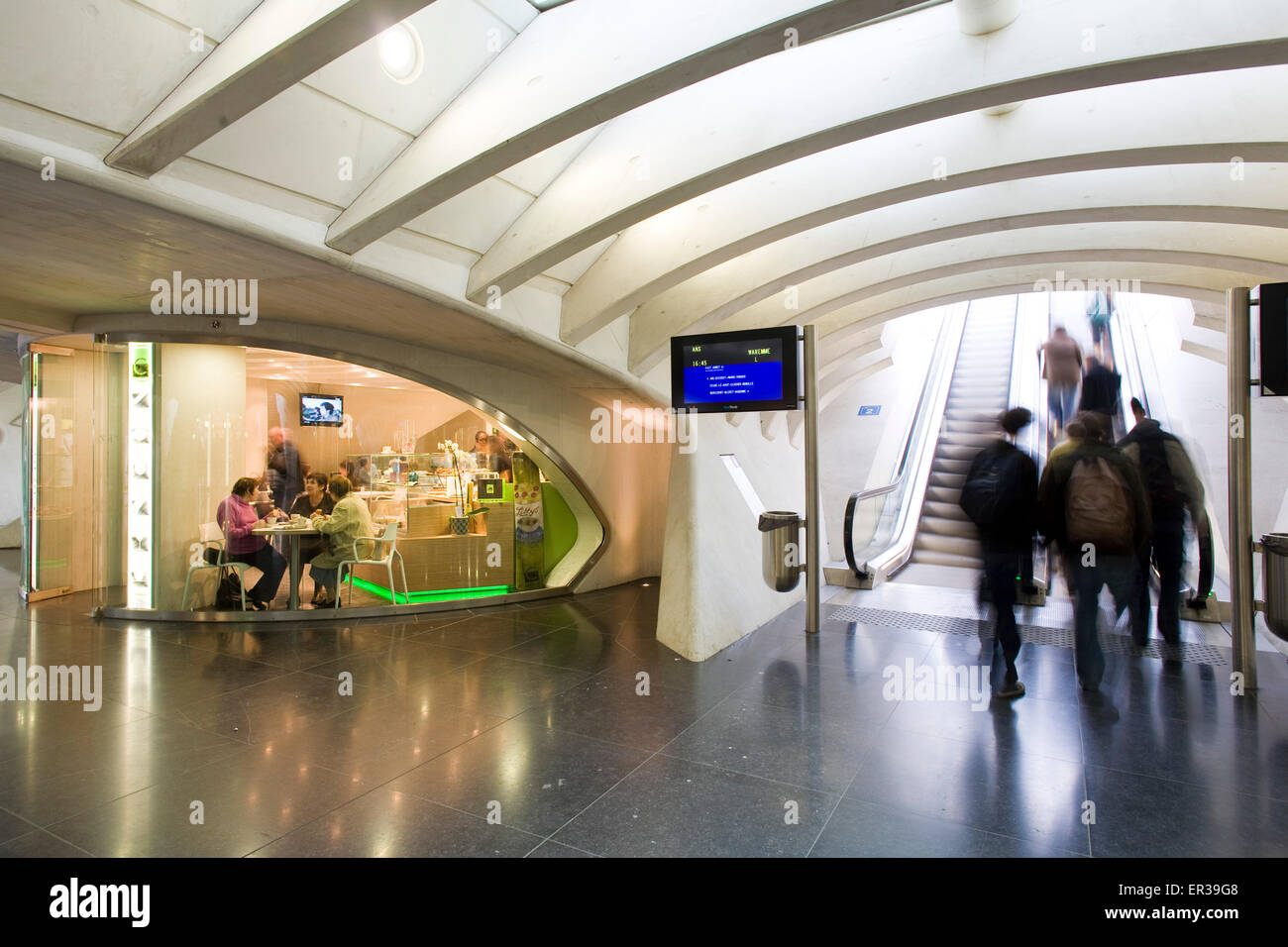 L'Europe, Belgique, Liège, passage avec magasins et bars à la gare Liège-guillemins, architecte Santiago Calatrava Europ Banque D'Images