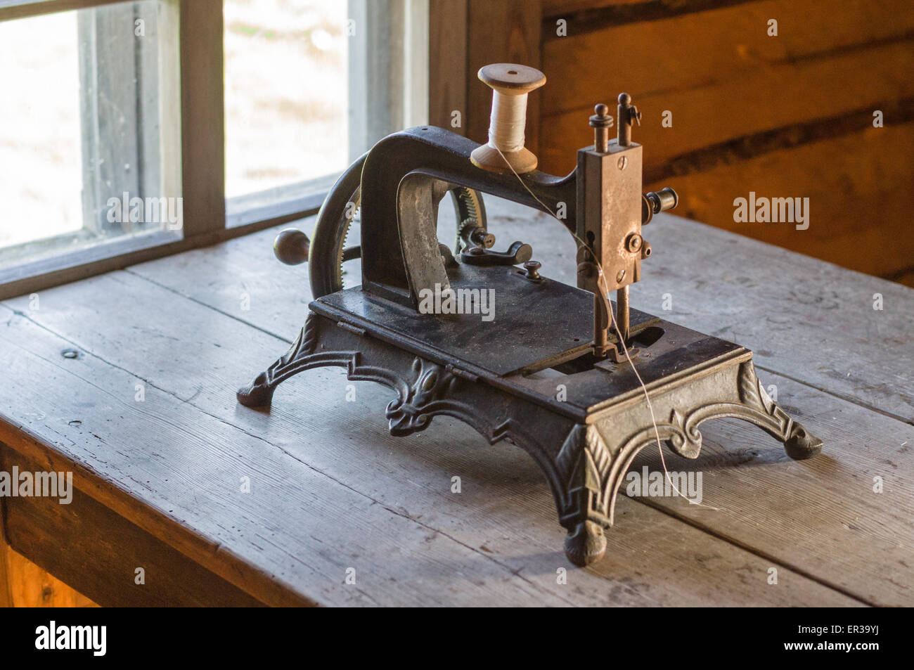 Old vintage sewing machine sur table en bois Banque D'Images