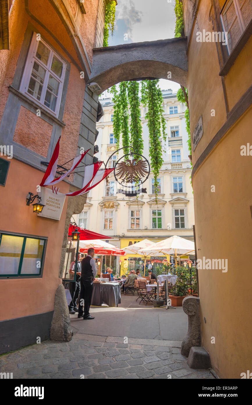 Vieille rue de Vienne, vue sur le Griechenbeisl dans le centre historique de Vienne - la plus ancienne maison d'hôtes et restaurant de la ville, Wien, Autriche. Banque D'Images