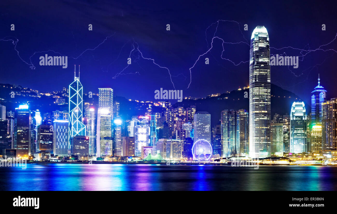 Orage dans le ciel nocturne de l'île de Hong Kong. Banque D'Images