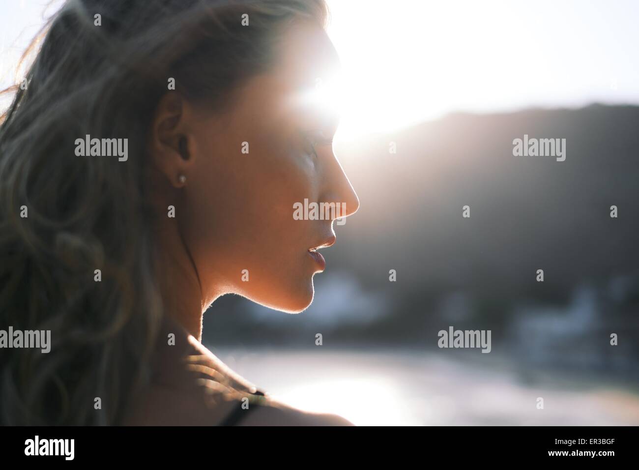 Portrait d'une belle femme debout sur la plage Banque D'Images