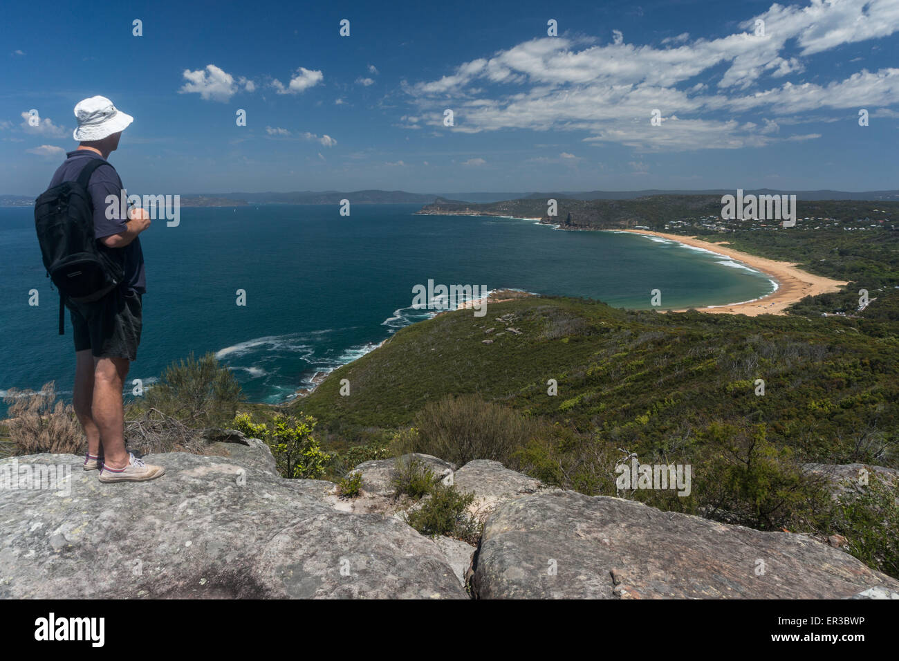 Homme mûr à l'égard Putty Beach et The Entrance, Bouddi National Park, Central Coast, NSW, Australie Banque D'Images