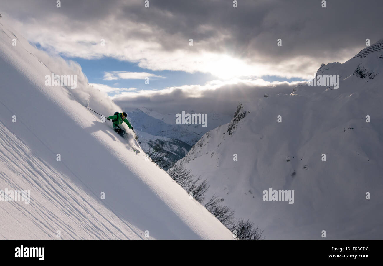 Homme de ski au coucher du soleil, Lech, Autriche Banque D'Images