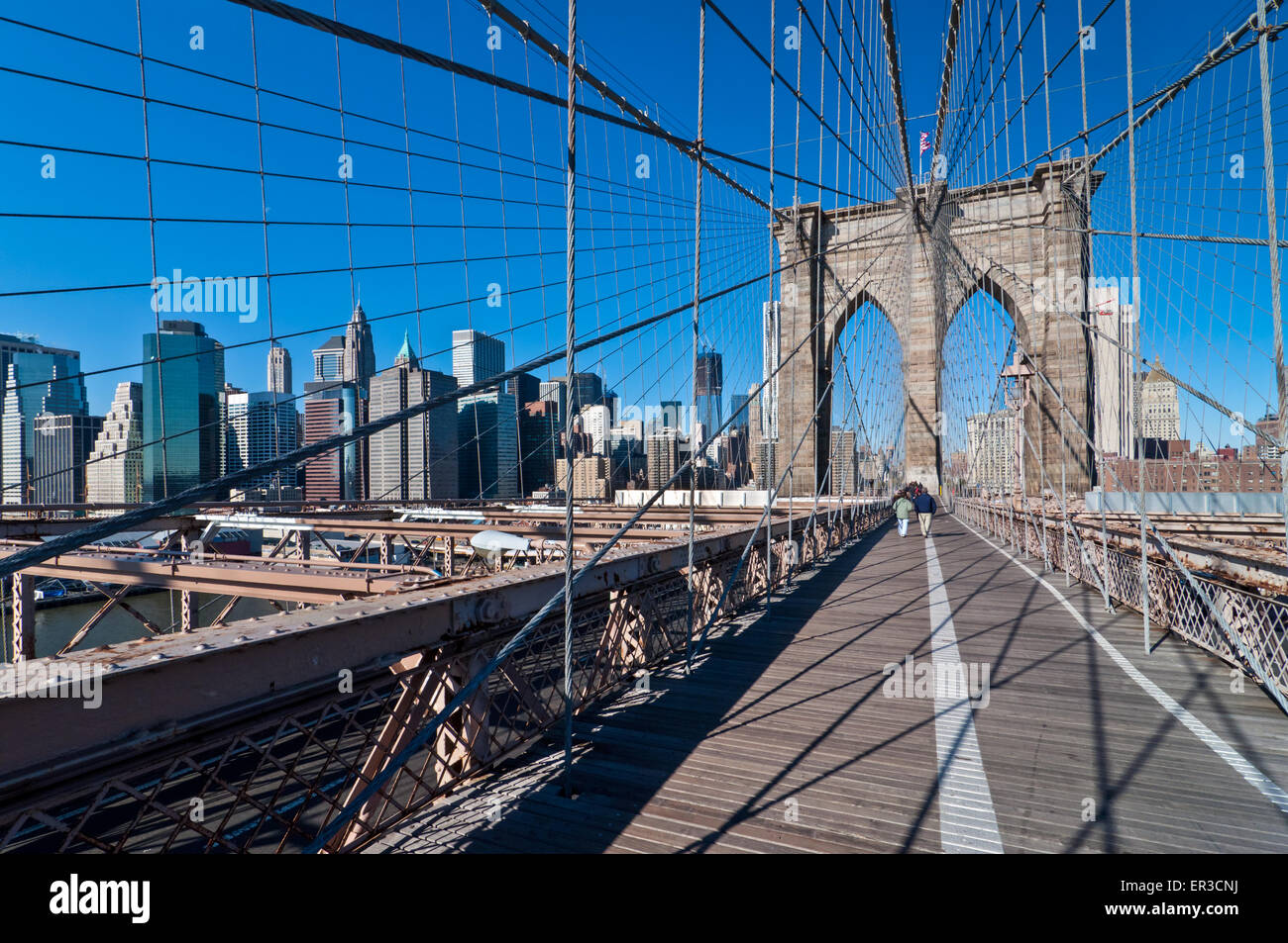 Les personnes qui franchissent le pont de Brooklyn à New York, au 18 novembre 2011, le plus ancien des ponts de suspension aux États-Unis. Banque D'Images
