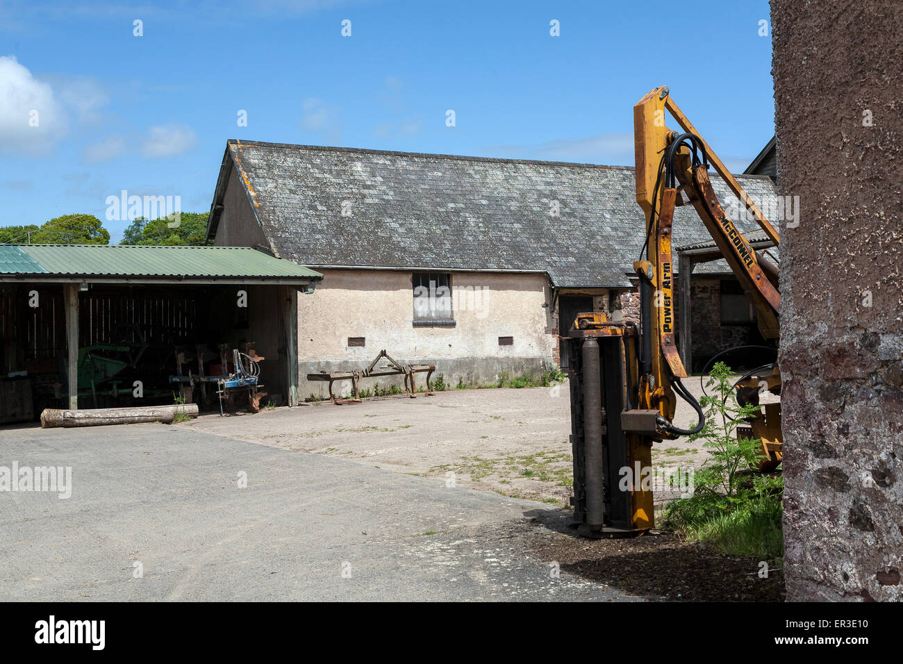 Les machines agricoles avec grange,l'agriculture, la culture, le labourage, le travail du sol, l'élevage, la gestion des terres, la gestion des exploitations Banque D'Images