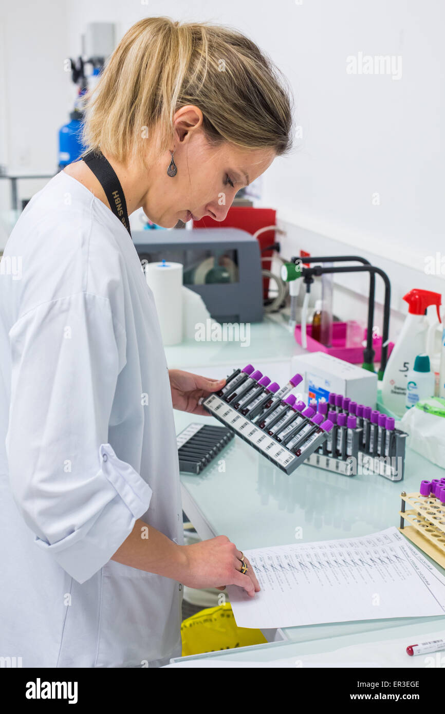 L'analyse de sang, la biologie et au Centre de recherche en santé de l'Hôpital Universitaire, Limoges, France. Banque D'Images