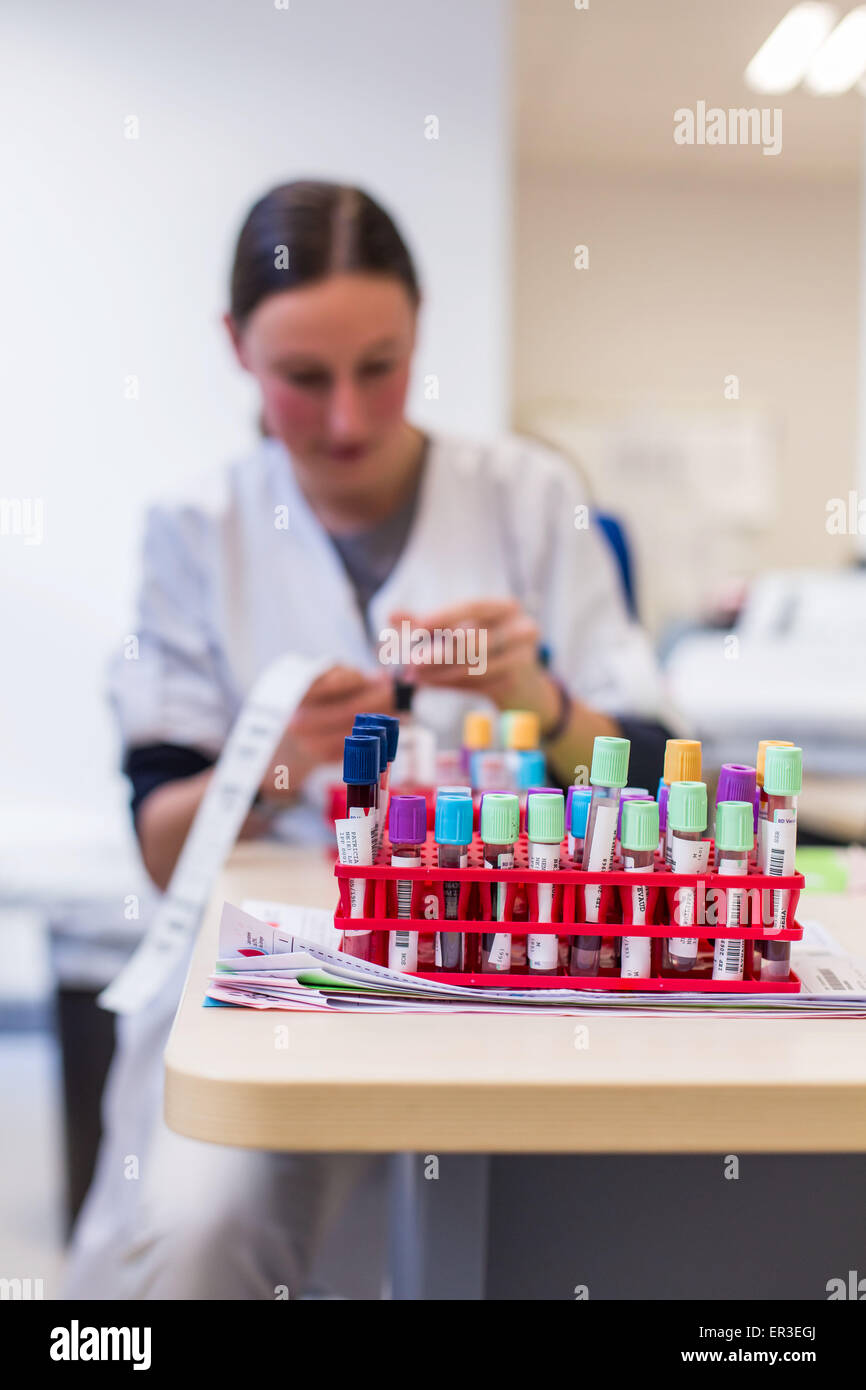 L'analyse de sang, la biologie et au Centre de recherche en santé de l'Hôpital Universitaire, Limoges, France. Banque D'Images