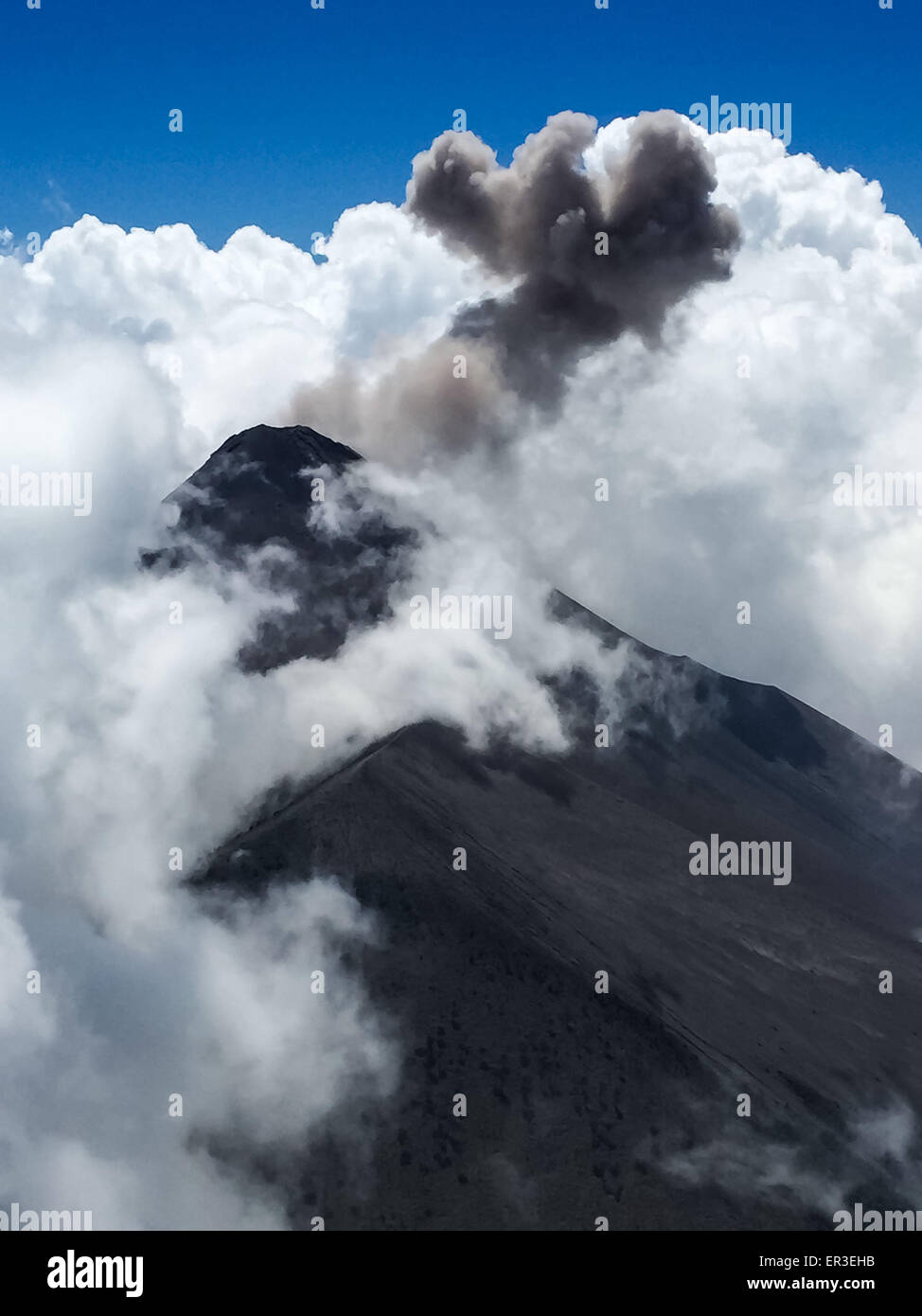 Éruption du volcan Fuego (3763 m), situé à Antigua, Guatemala. Banque D'Images