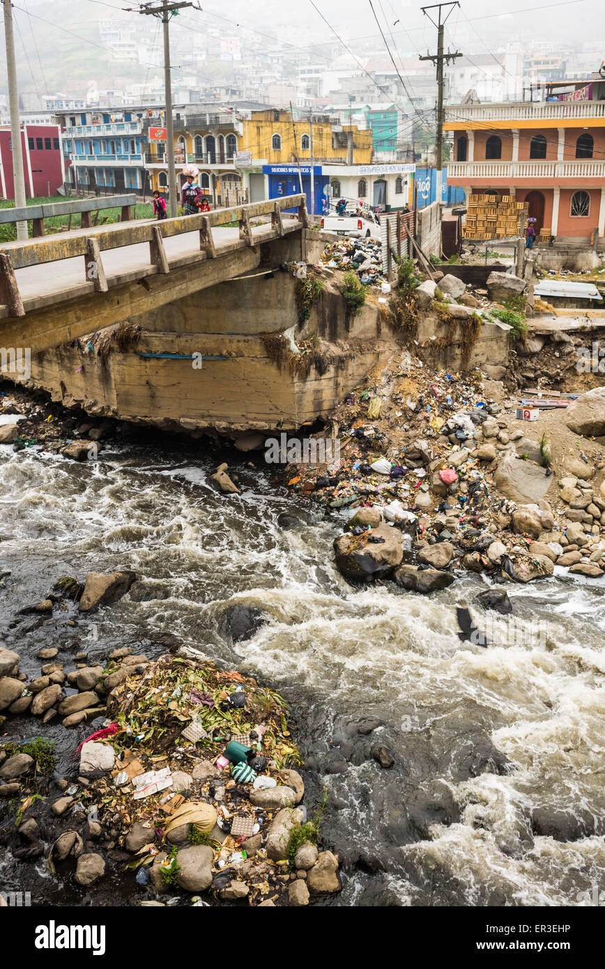 Des déchets dans une rivière, Zunil Guatemala. Banque D'Images