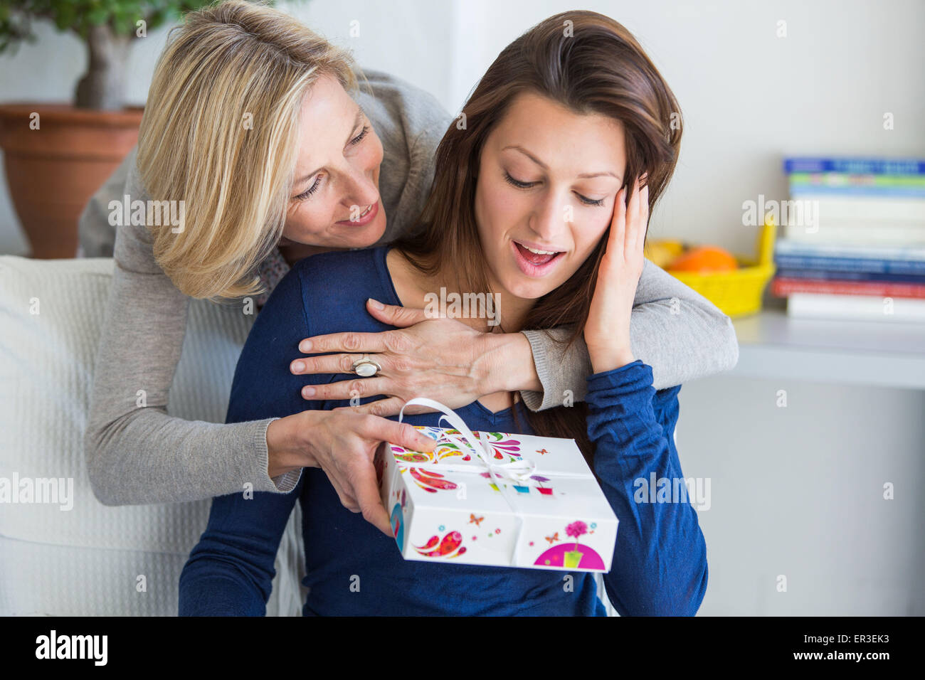 Femme qui reçoit un cadeau. Banque D'Images