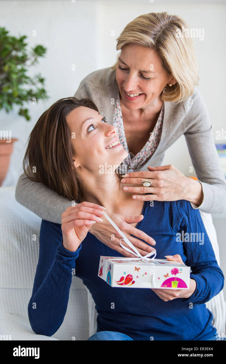 Femme qui reçoit un cadeau. Banque D'Images