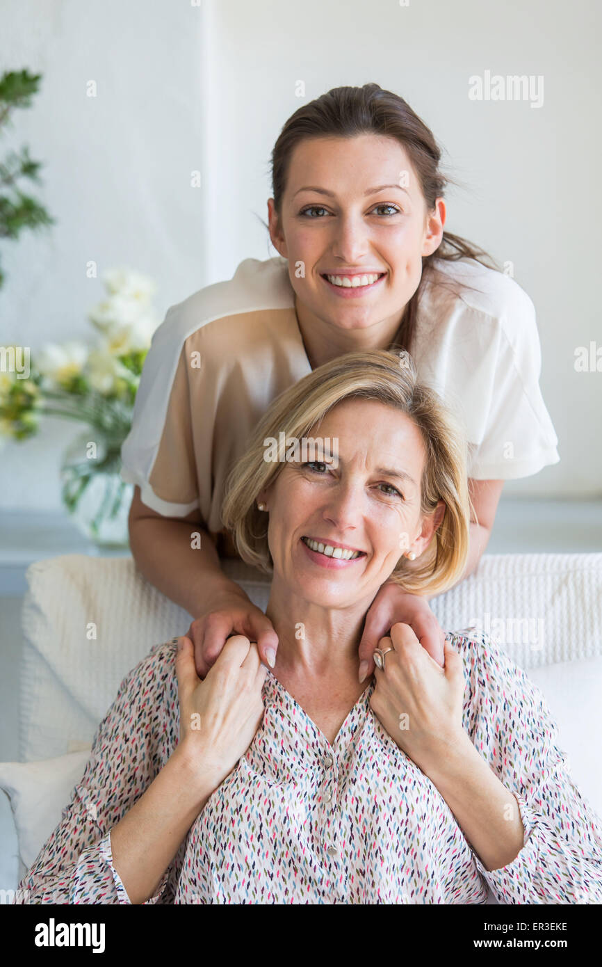 Jeune femme et sa mère. Banque D'Images