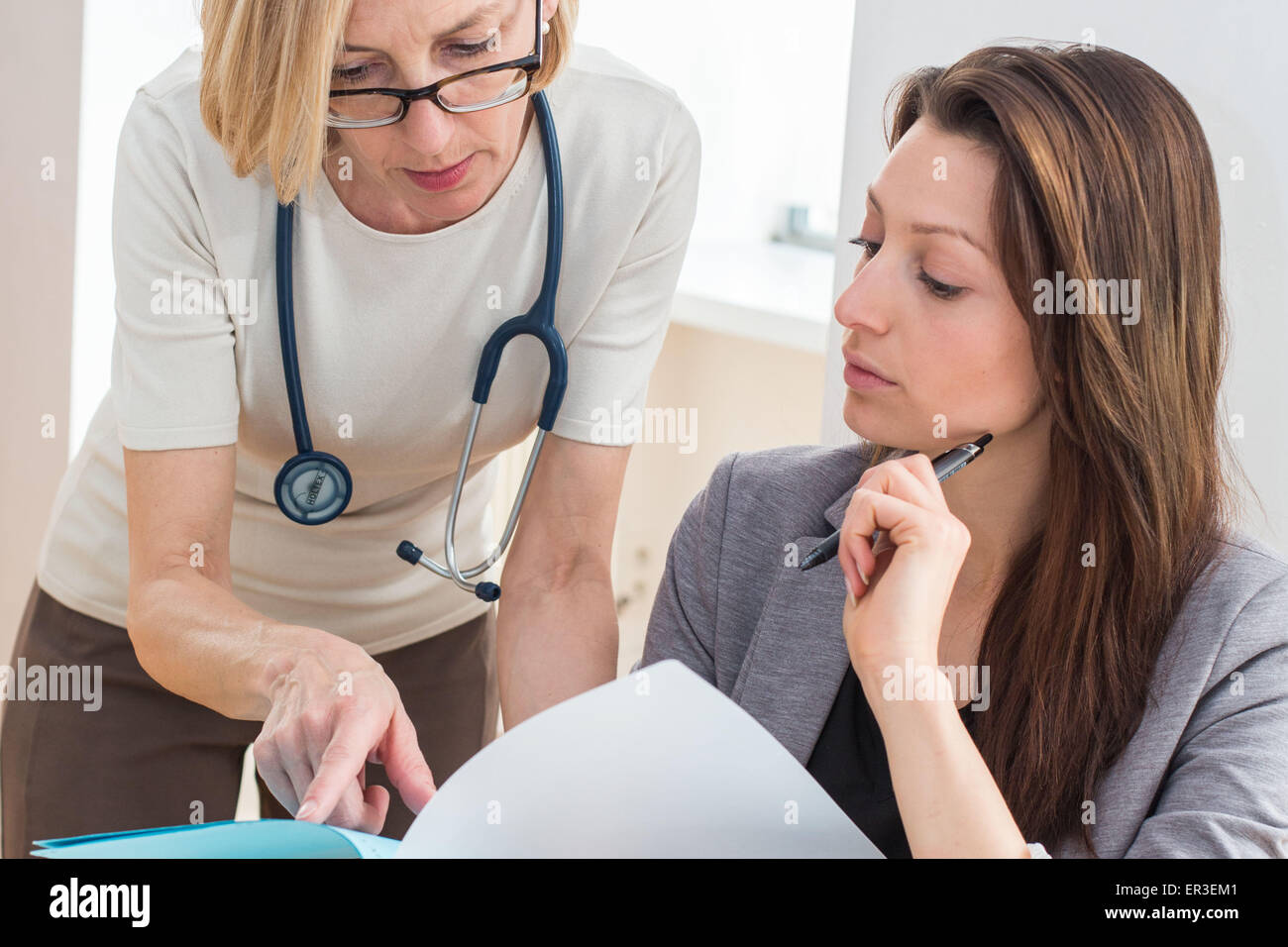 Une secrétaire médicale reçoit des instructions données par le médecin elle assiste. Banque D'Images