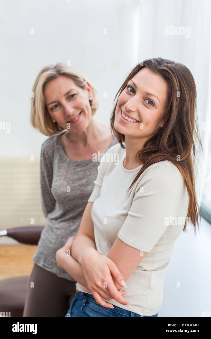 Jeune femme et sa mère. Banque D'Images