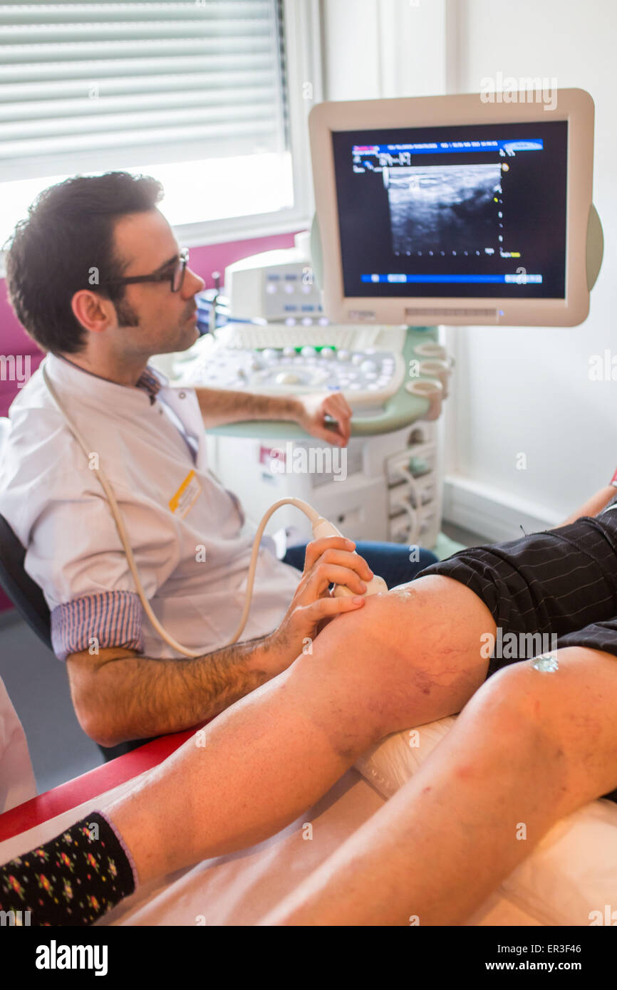 Échographie du genou d'un patient atteint d'arthrite rhumatoïde menée par un rhumatologue, hôpital de Bordeaux, France. Banque D'Images