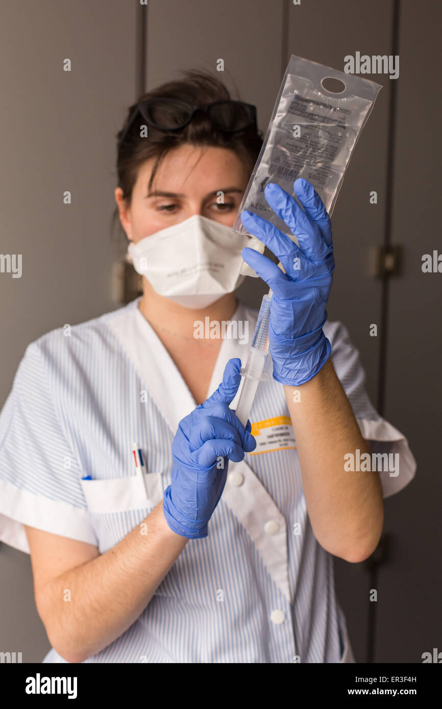 La préparation d'un goutte-à-goutte, l'infirmière de l'hôpital de Bordeaux, France. Banque D'Images