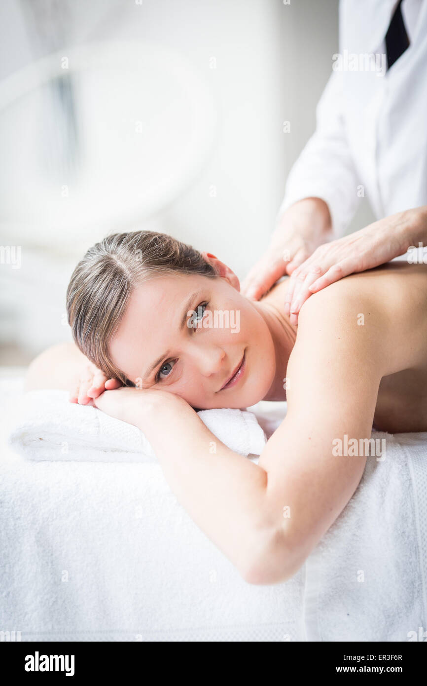 Femme recevant un massage de dos. Banque D'Images
