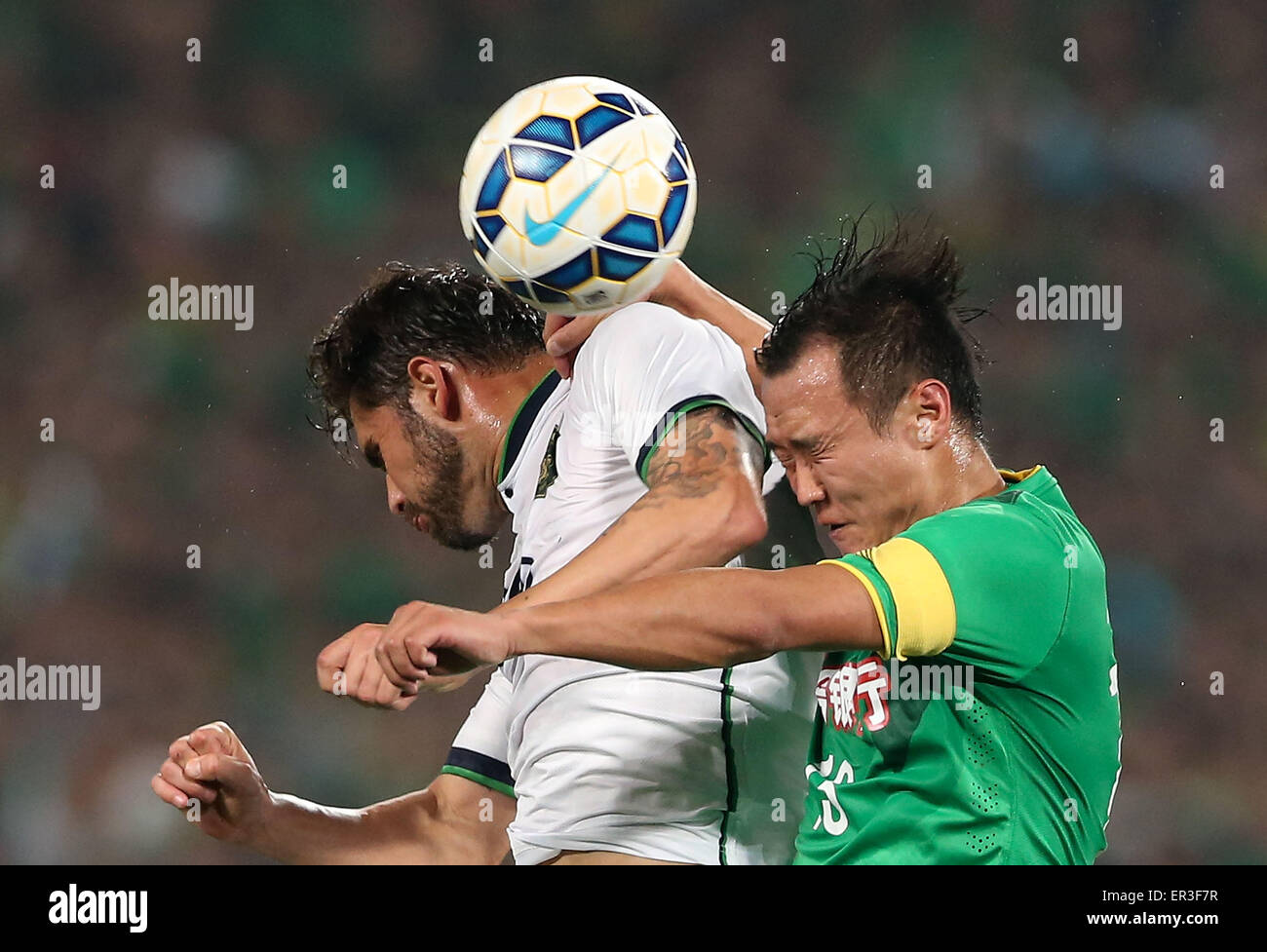 (150526) -- BEIJING, 26 mai 2015, (Xinhua) -- Xu Yunlong(R) de Beijing Guoan rivalise avec Eduardo Goncal de Jeonbuk Hyundai pendant leur match de la Ligue des Champions de l'AFC 2015 à Beijing, capitale de Chine, le 26 mai 2015. Jeonbuk a gagné 1-0. (Xinhua/Cao Can) Banque D'Images