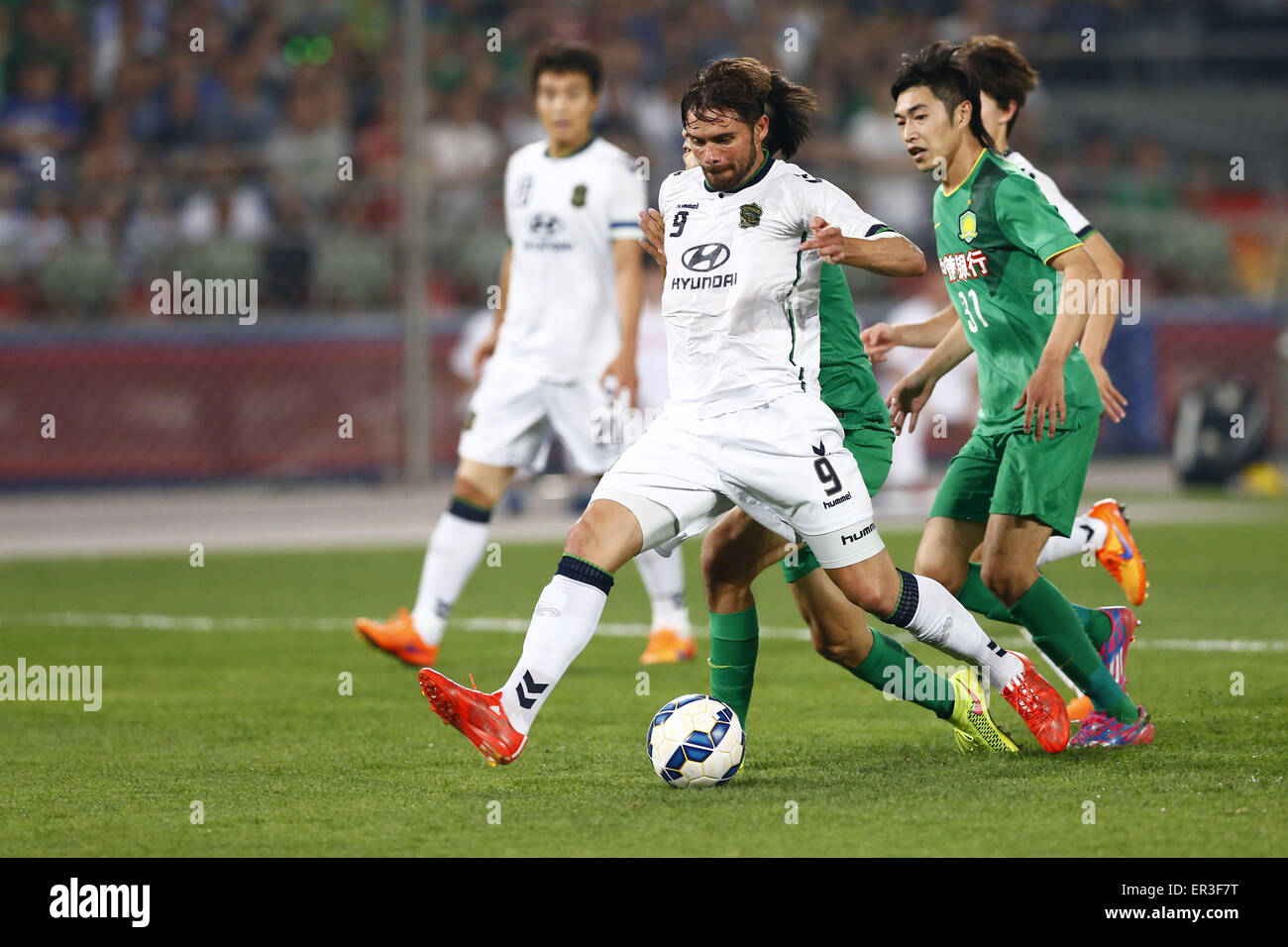 (150526) -- BEIJING, 26 mai 2015, (Xinhua) -- Eduardo Gonçalves de Jeonbuk Hyundai (avant) pousses durant leur match de la Ligue des Champions de l'AFC 2015 contre Pékin Guoanin Beijing, capitale de la Chine, le 26 mai 2015. Jeonbuk a gagné 1-0. (Xinhua/Ding Xu) Banque D'Images