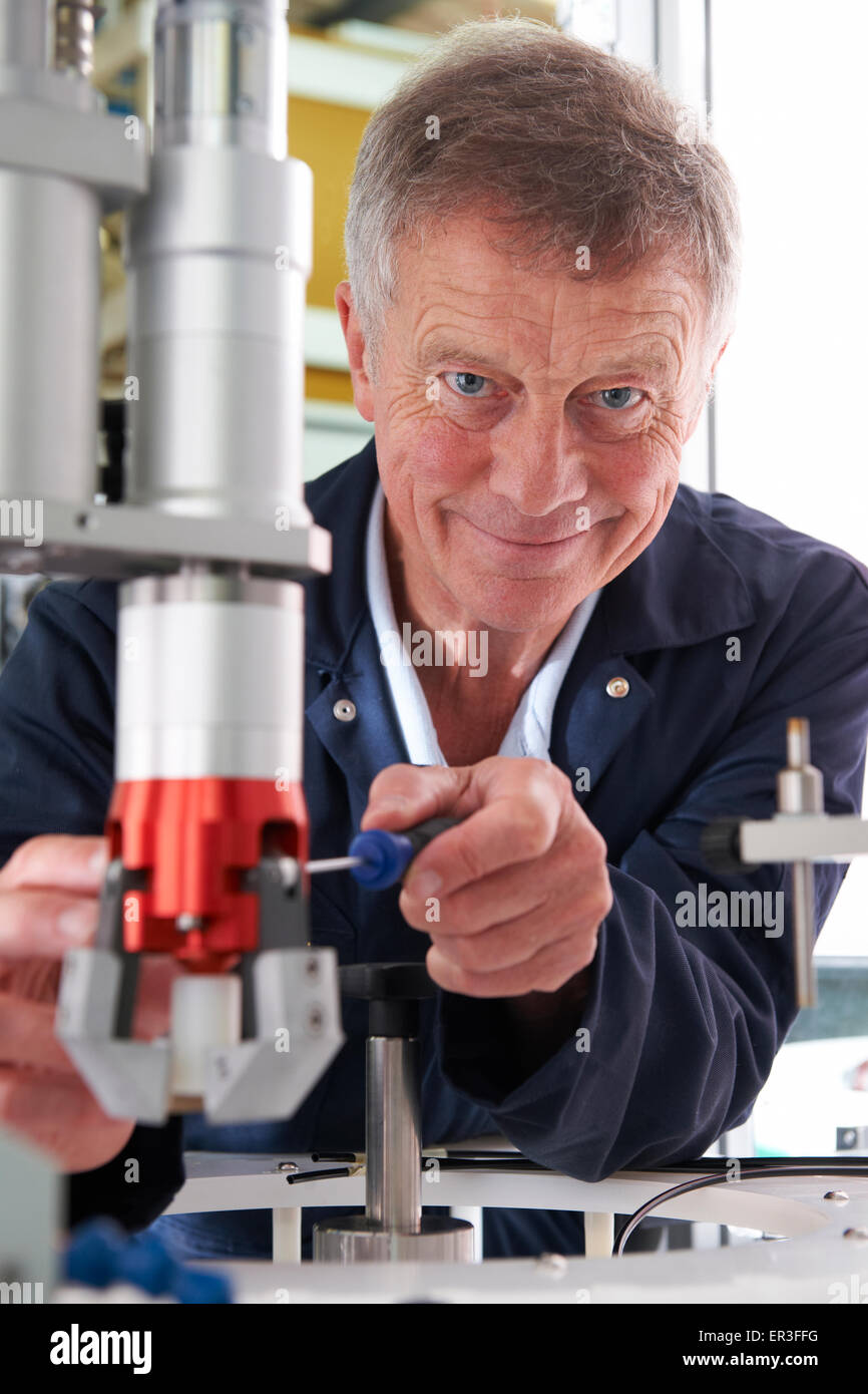 Ingénieur travaillant sur la machine en usine Banque D'Images