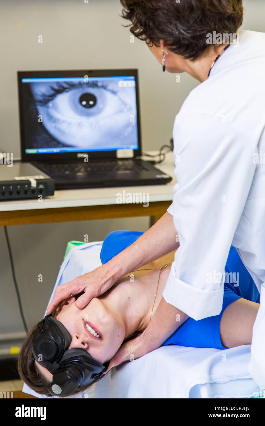 Vestibulaire avec un physiothérapeute, d'ici videonystagmoscopy d'examen, de l'hôpital de Limoges, France. Banque D'Images