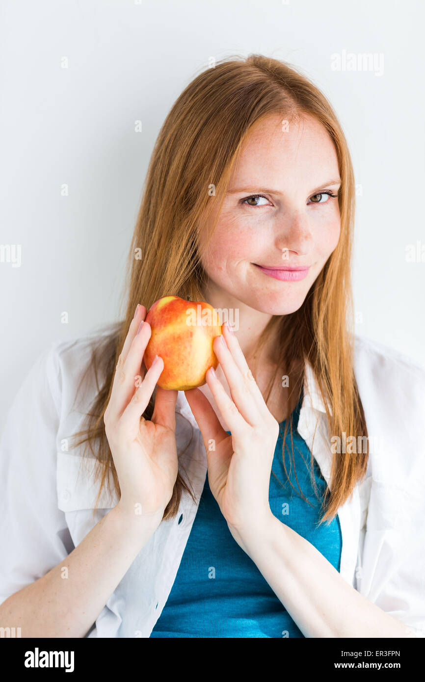 Femme de manger une pomme. Banque D'Images