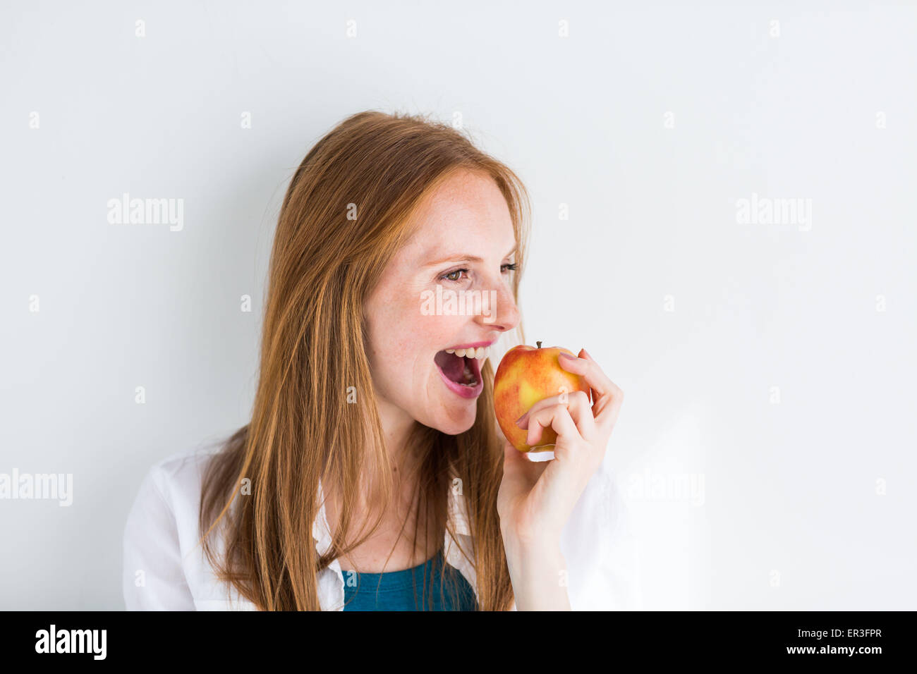 Femme de manger une pomme. Banque D'Images