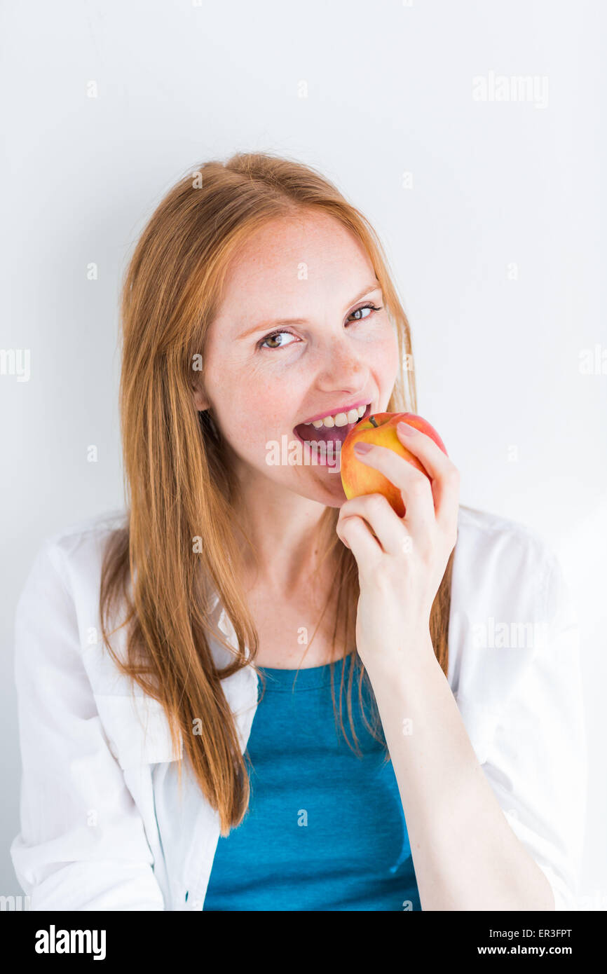 Femme de manger une pomme. Banque D'Images Femme de manger une pomme. Banque D'Images