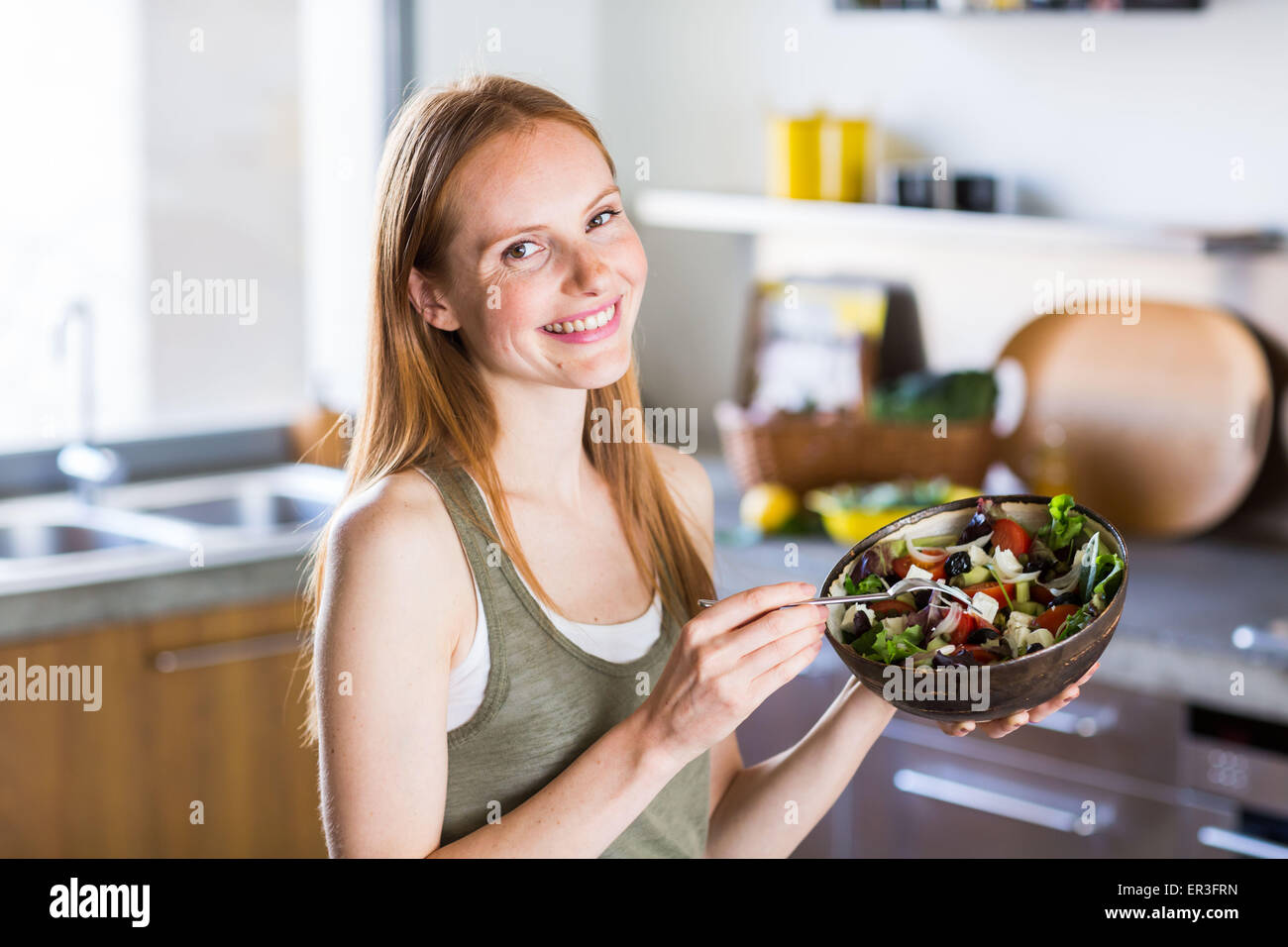 Femme mangeant une salade méditerranéenne. Banque D'Images Femme mangeant une salade méditerranéenne. Banque D'Images