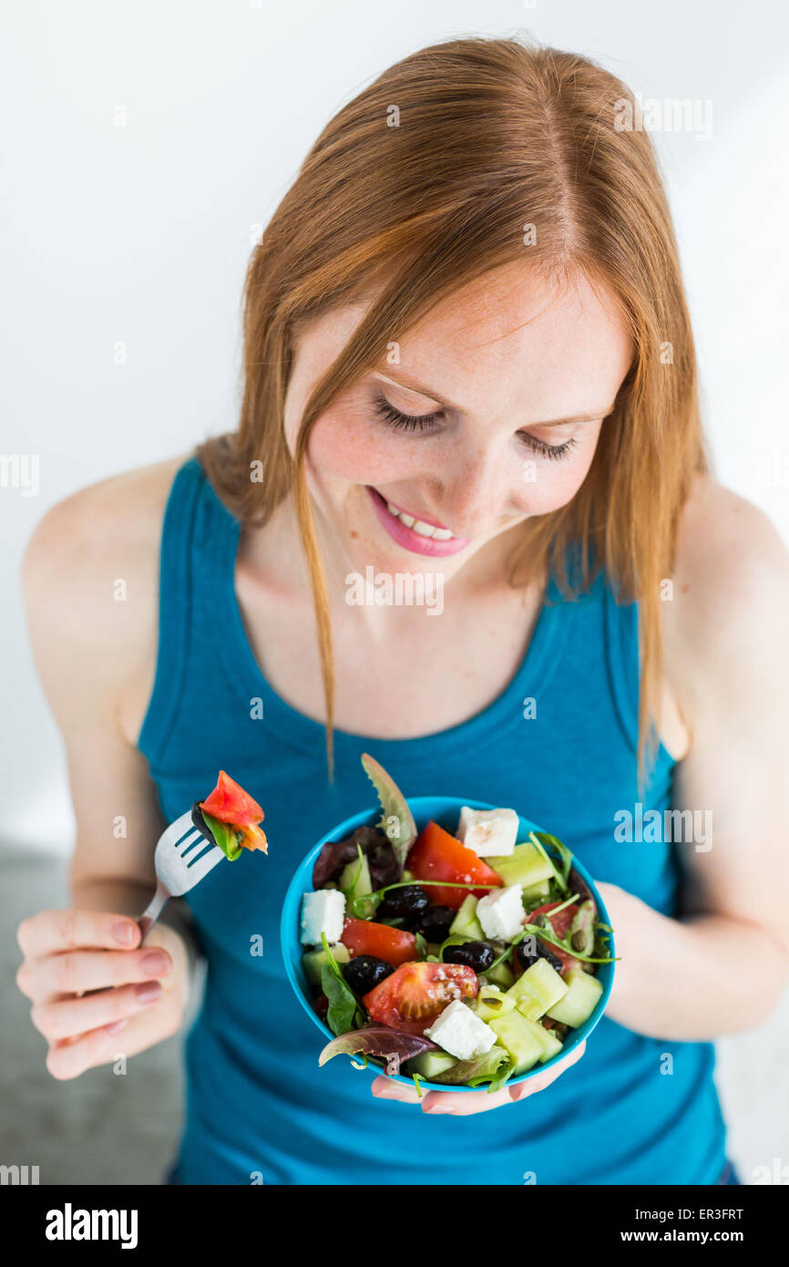 Femme mangeant une salade méditerranéenne. Banque D'Images Femme mangeant une salade méditerranéenne. Banque D'Images