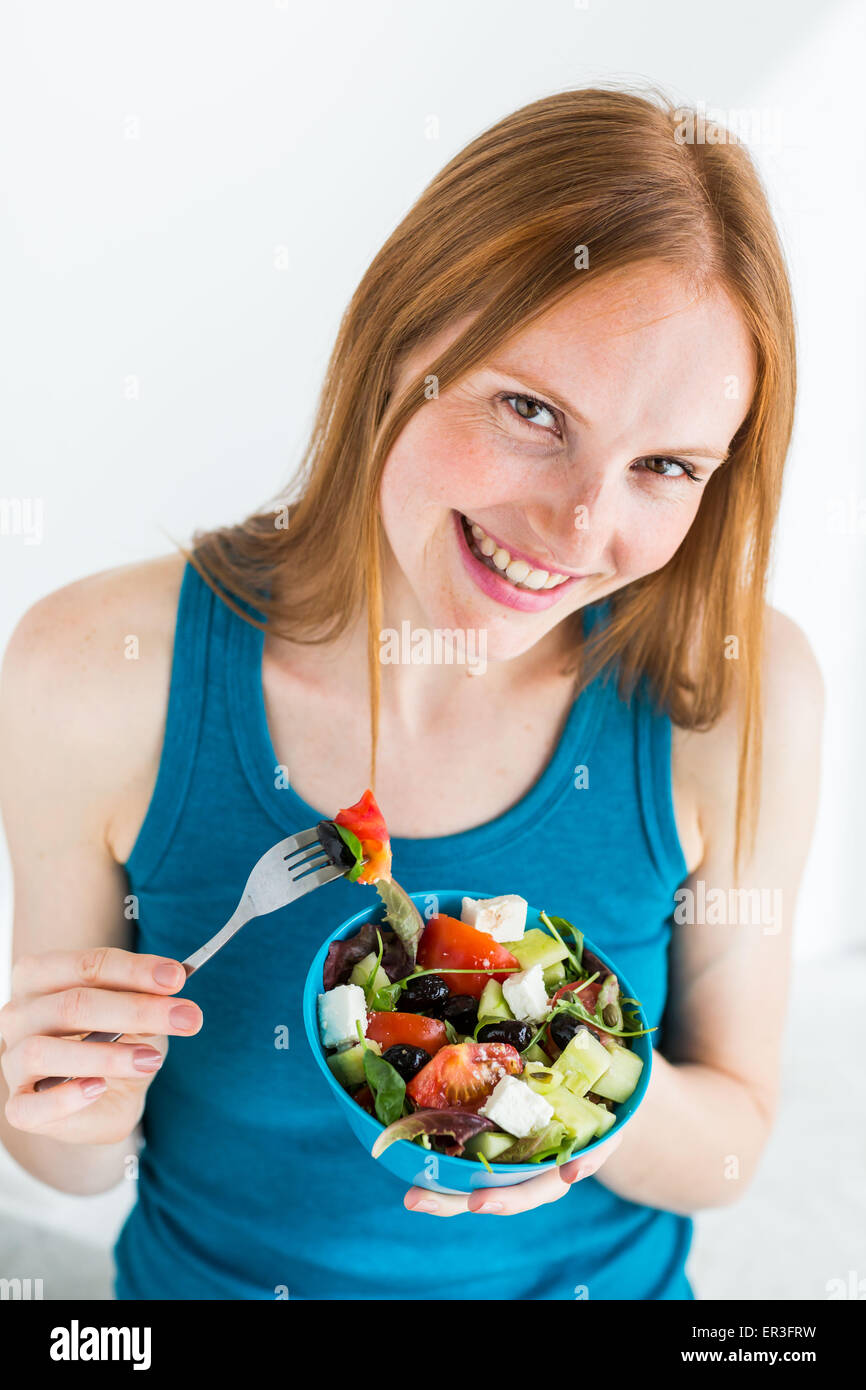 Femme mangeant une salade méditerranéenne. Banque D'Images Femme mangeant une salade méditerranéenne. Banque D'Images