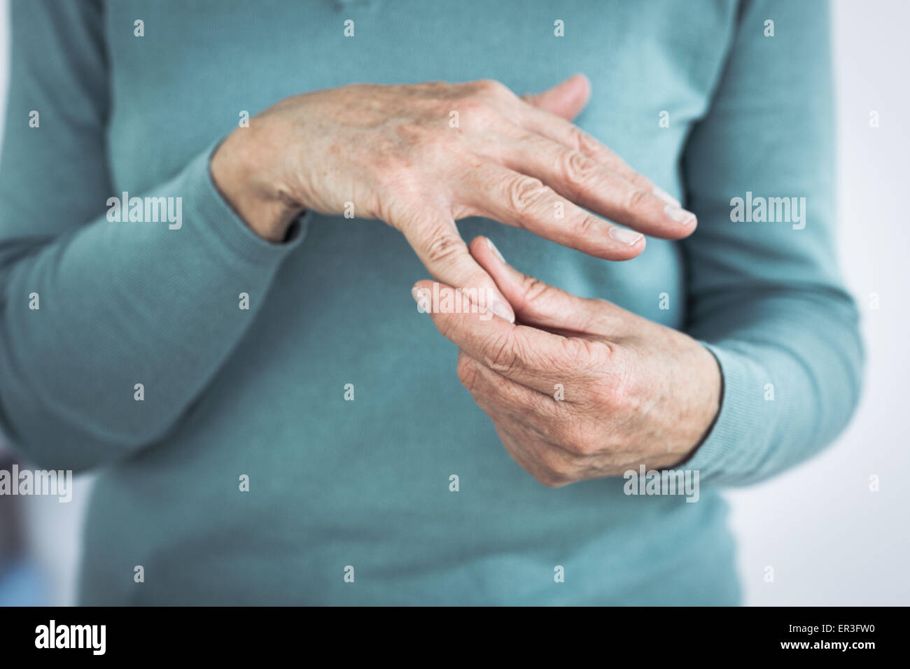 Hauts femme souffrant d'une douleur articulaire dans la main. Banque D'Images