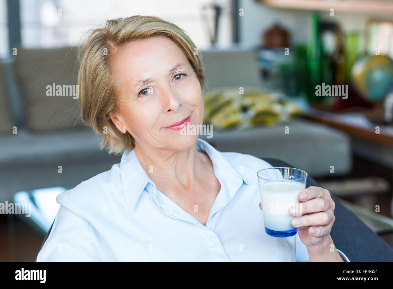 Femme buvant du lait. Banque D'Images