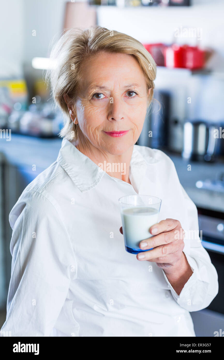 Femme buvant du lait. Banque D'Images