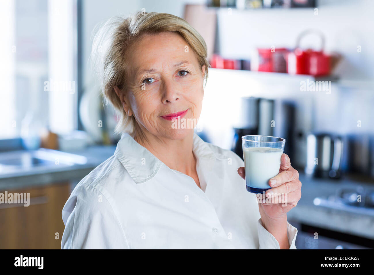 Femme buvant du lait. Banque D'Images