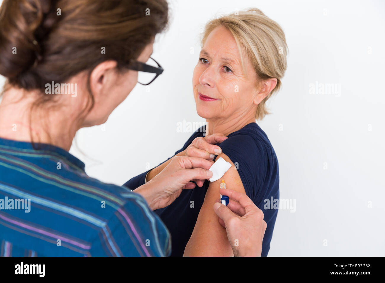 Femme recevoir la vaccination. Banque D'Images