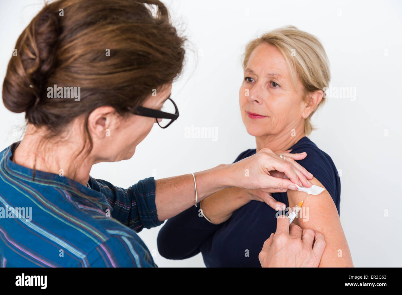 Femme recevoir la vaccination. Banque D'Images