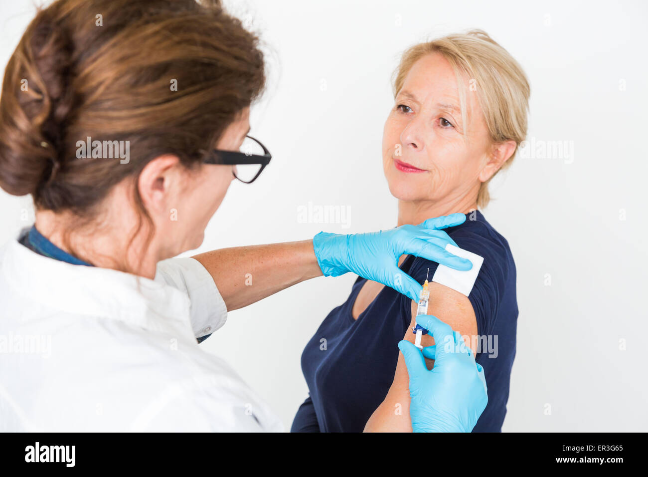 Femme recevoir la vaccination. Banque D'Images