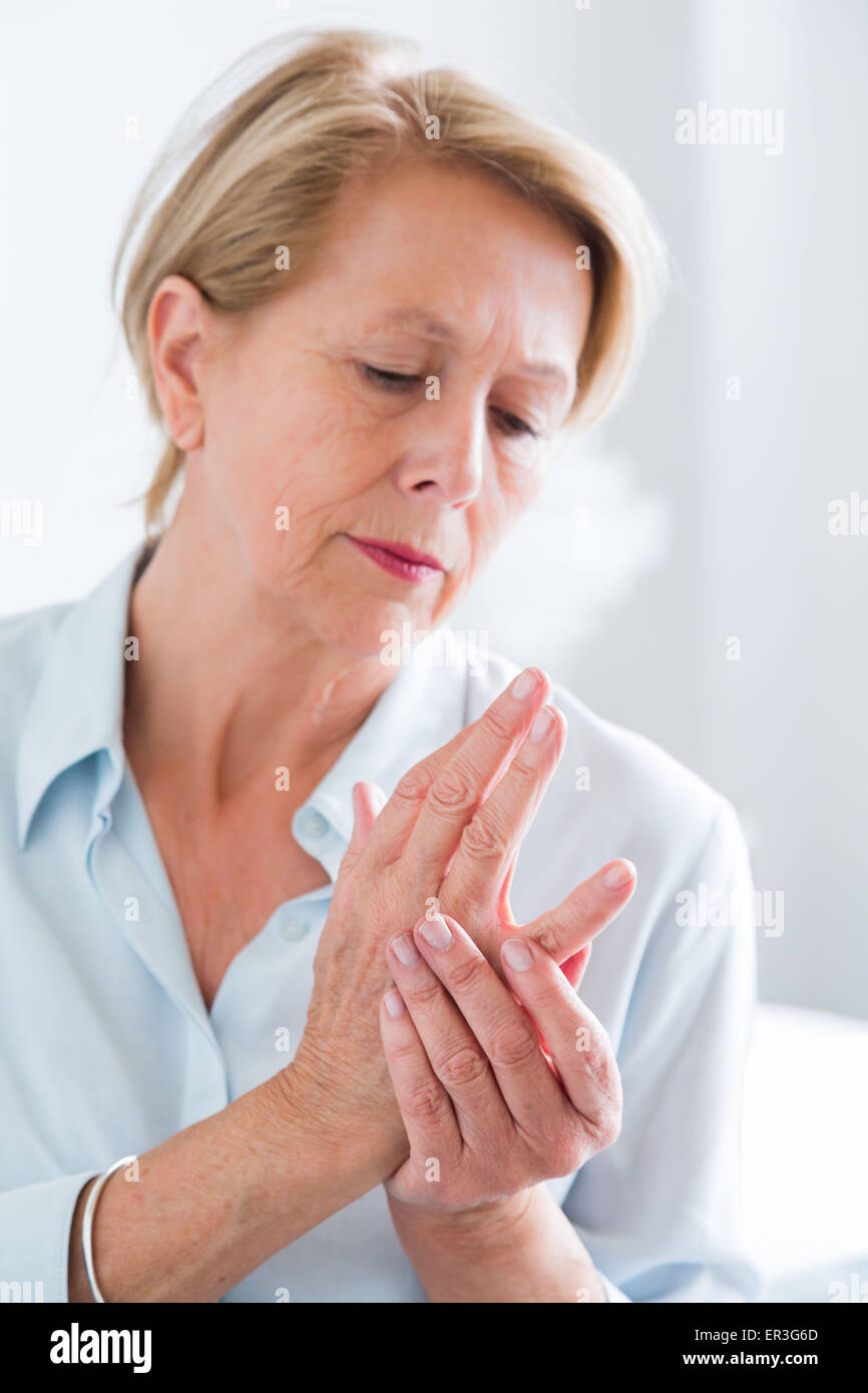 Hauts femme souffrant d'une douleur articulaire dans la main. Banque D'Images