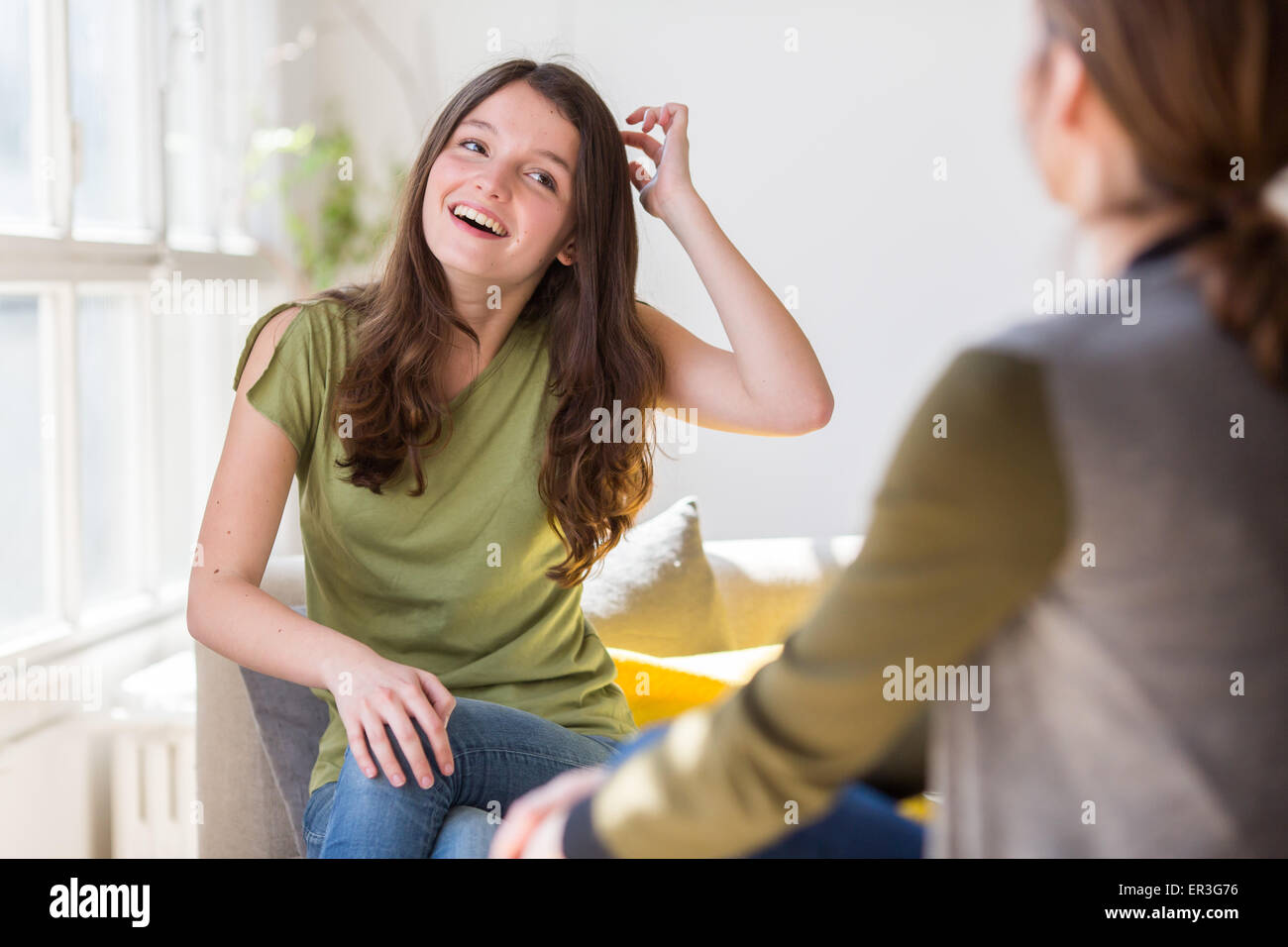 Femme de discuter avec un adolescent. Banque D'Images