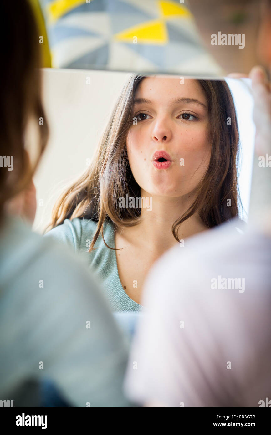 Le traitement du bégaiement : femme faisant des exercices de respiration et d'articulation. Banque D'Images