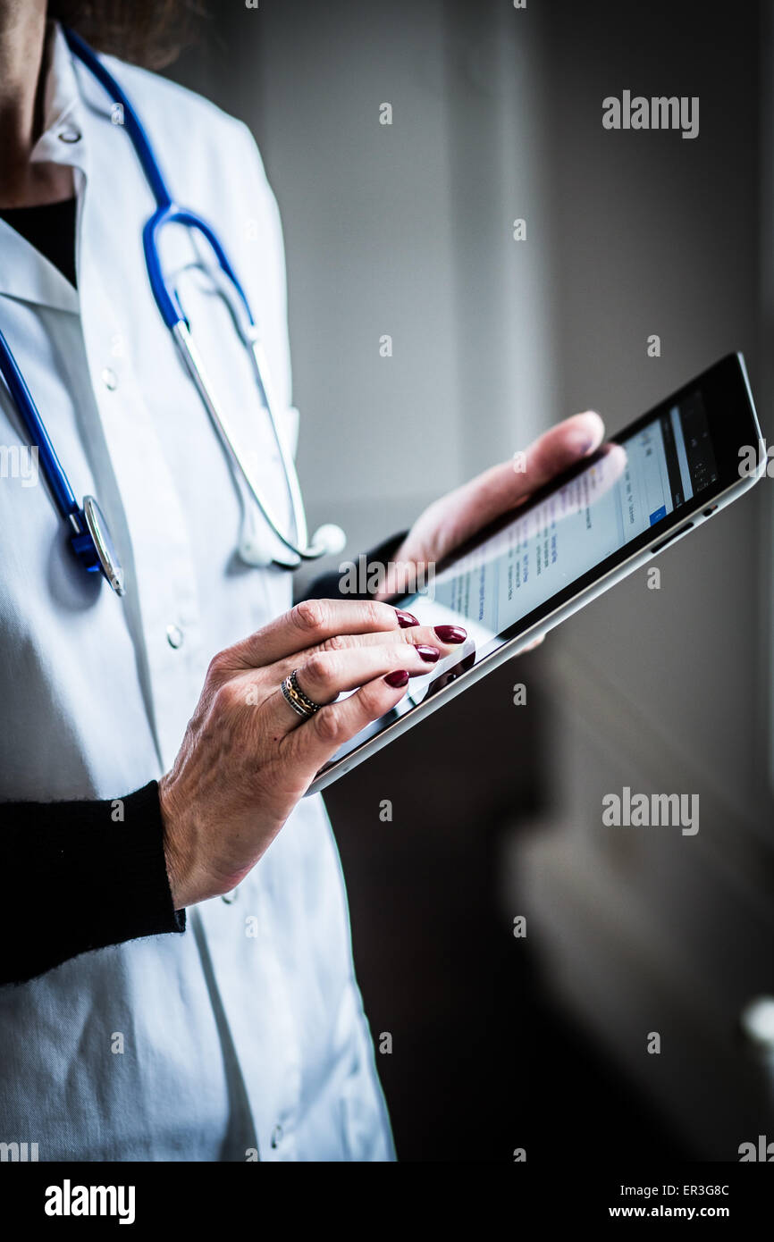 Médecin à l'aide d'un tablet PC. Banque D'Images