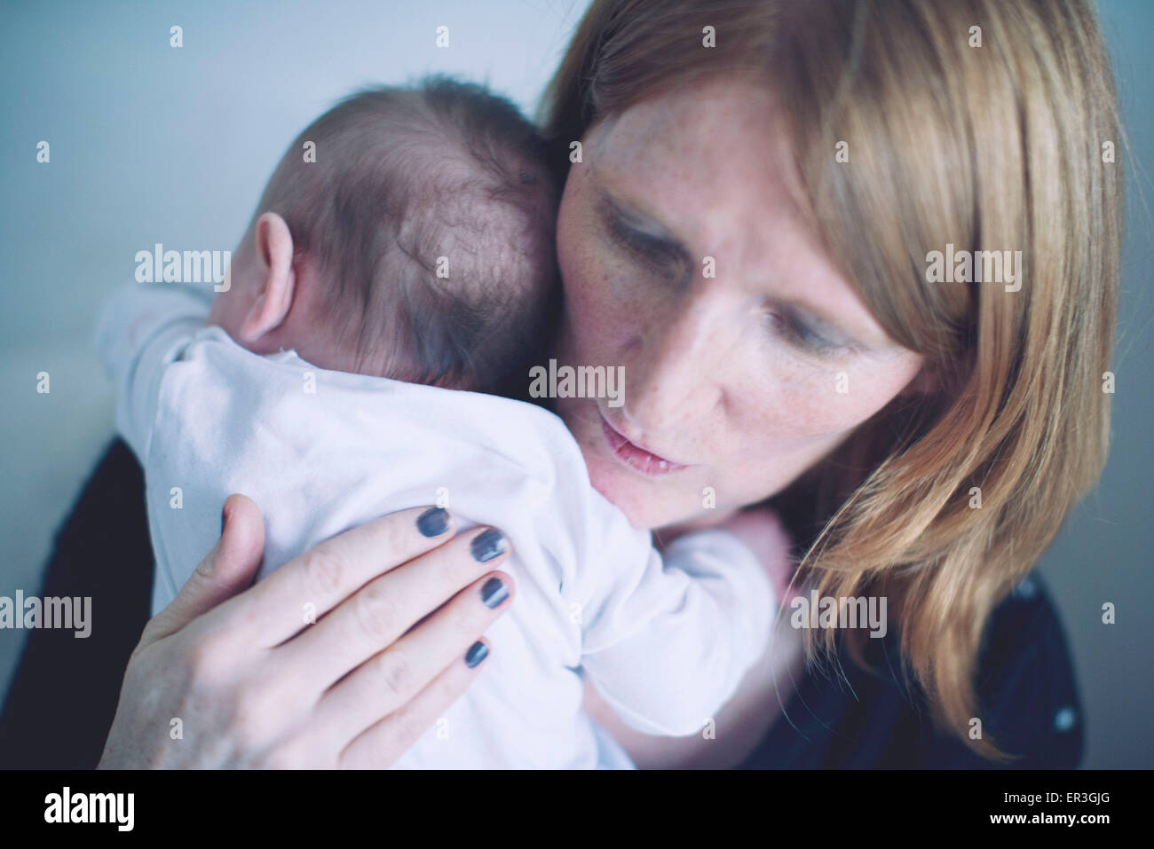 Mère réconfortant bébé nouveau-né Banque D'Images