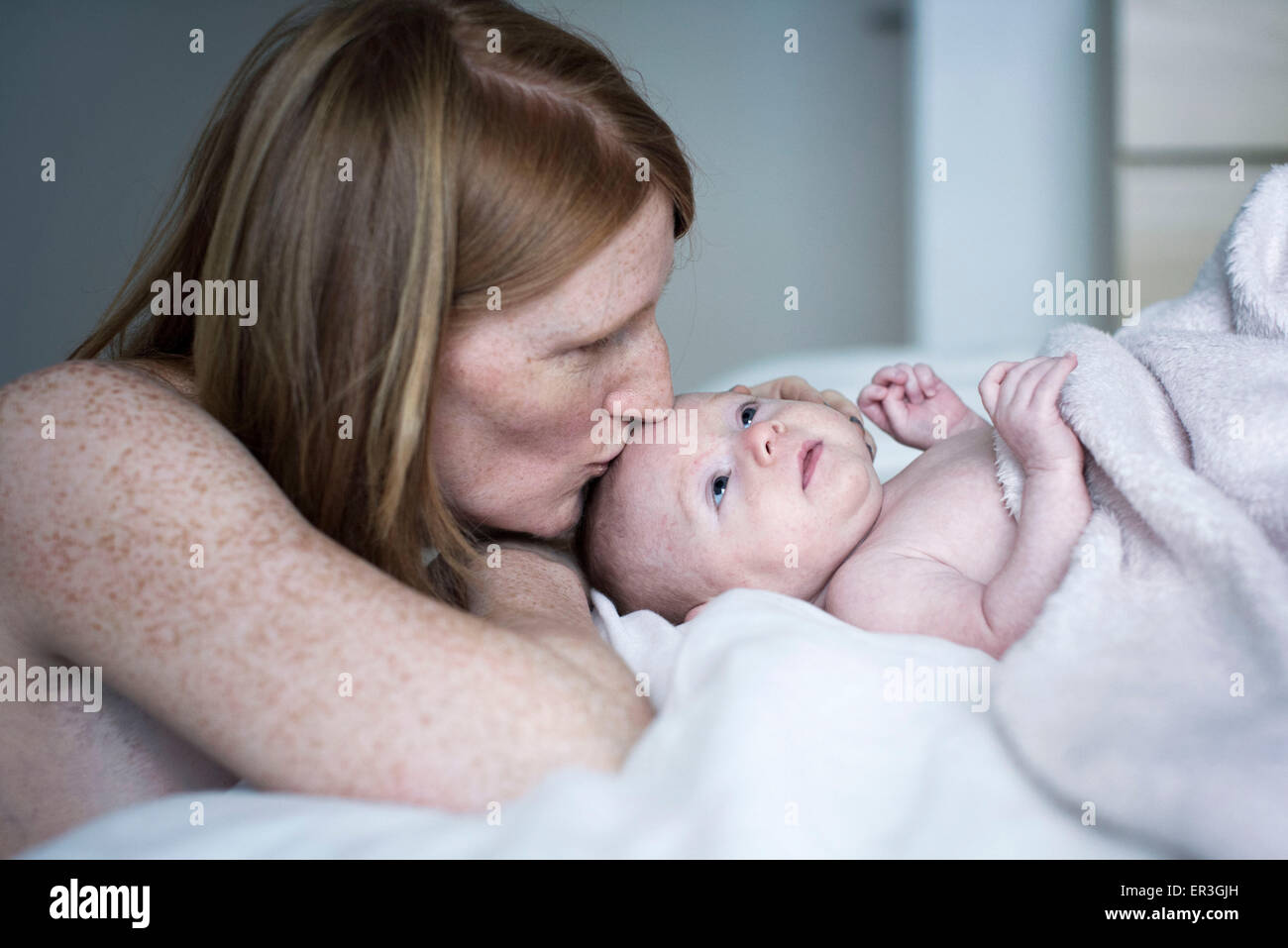 Mère embrassant bébé nouveau-né Banque D'Images