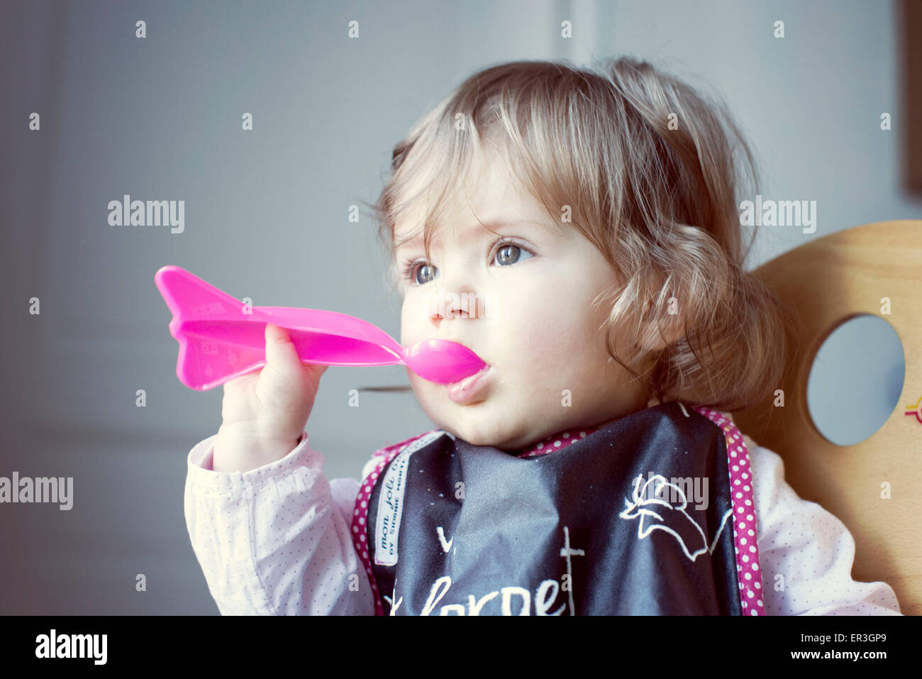 Alimentation Bebe Fille Elle Meme Photo Stock Alamy
