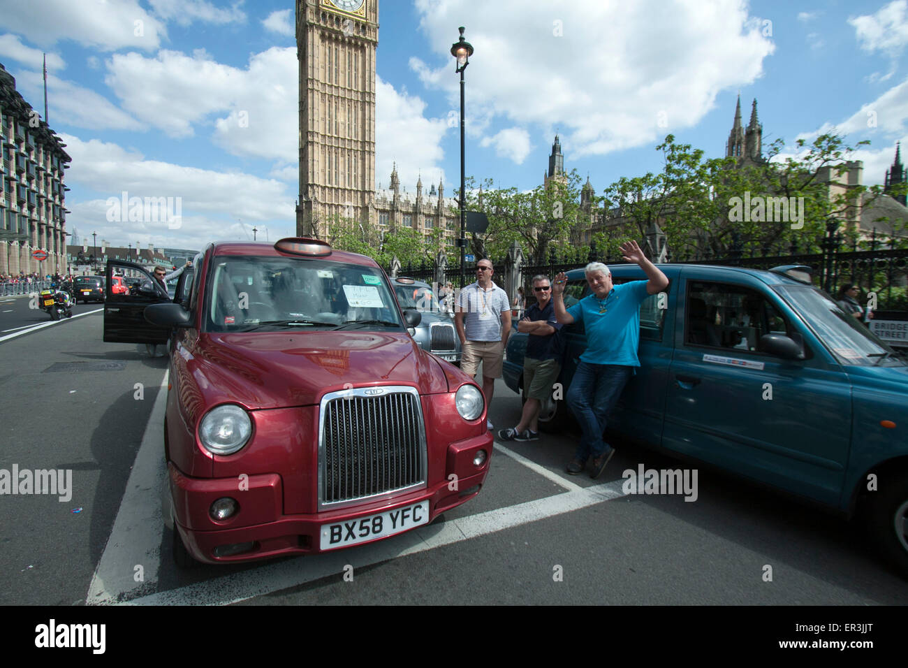 Westminster, London, UK. 26 mai, 2015. Des centaines de chauffeurs de noir organisé par (UCG) Groupe des chauffeurs ont organisé une manifestation sur le pont de Westminster contre UBER et SML. Credit : amer ghazzal/Alamy Live News Banque D'Images